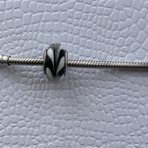 Authentic Retired Pandora Swirls Black and White Murano Glass Charm - Picture 4 of 7